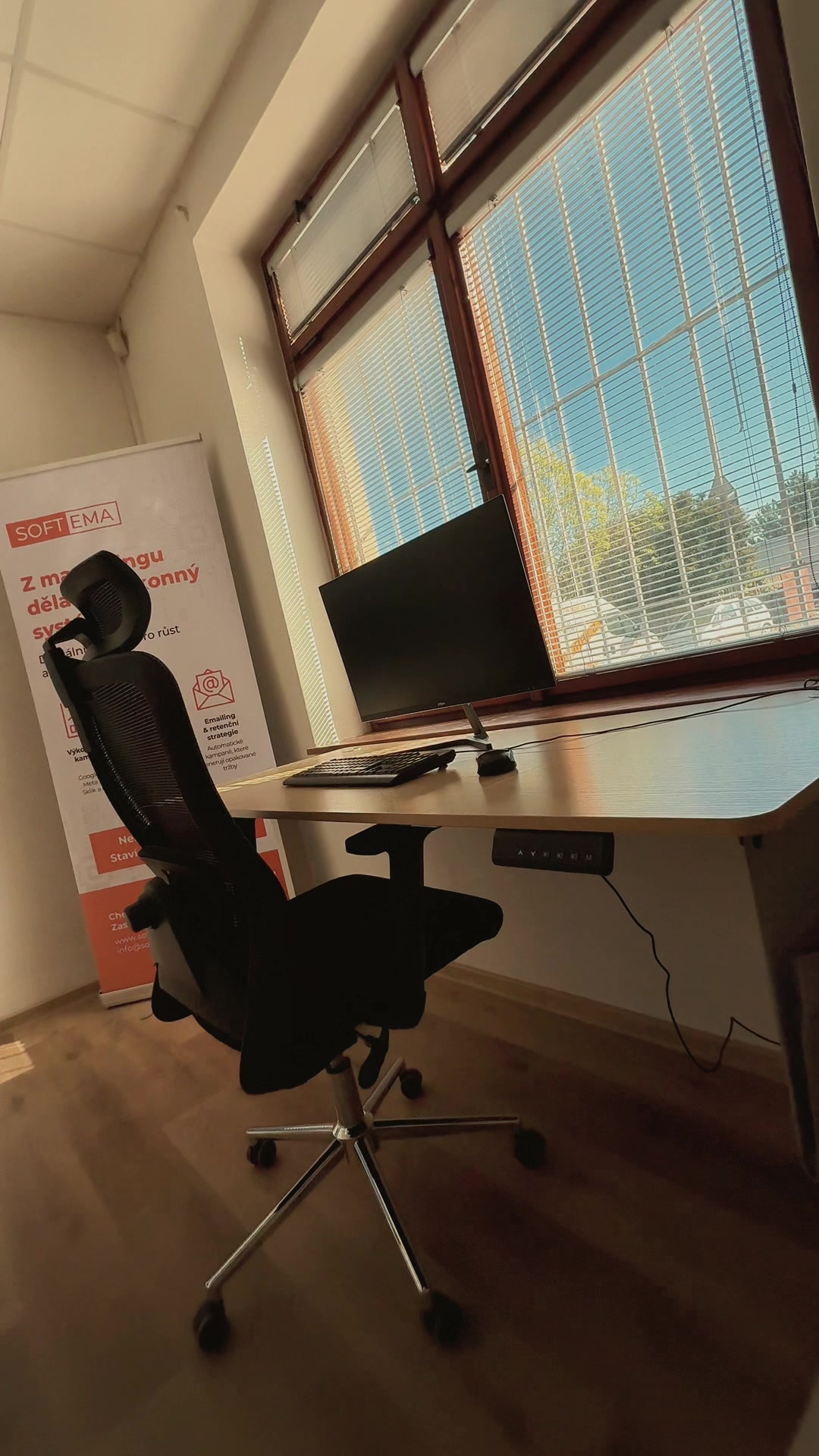Pracovní místo s monitorem v COWORK Olomouc